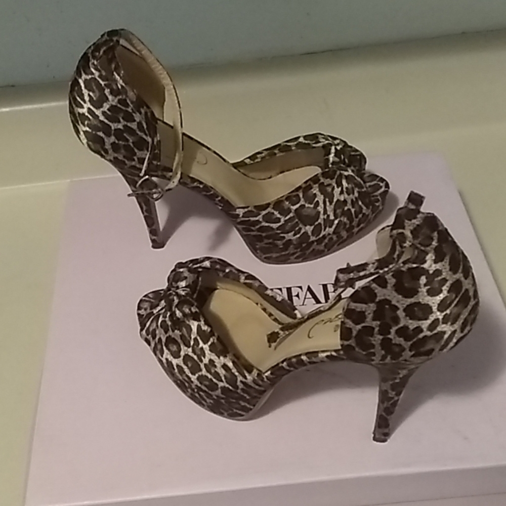 Leopard print peep toe geels